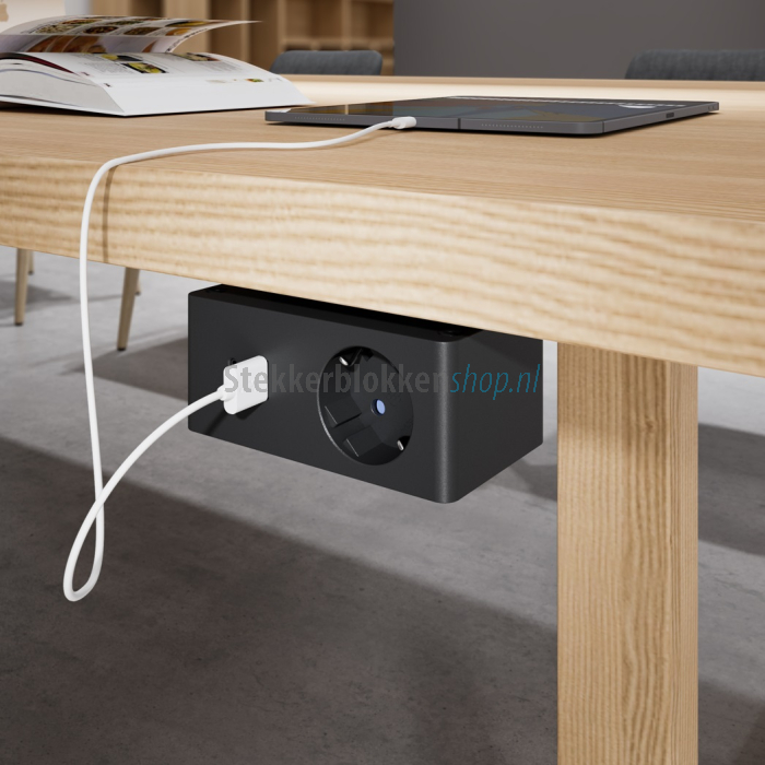 stopcontact met usb onder bureau
