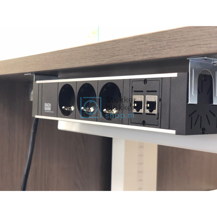 stekkerdoos-onder-bureau